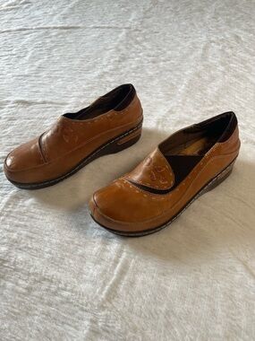 L'Artiste by Spring Step Burbank Leather Clogs